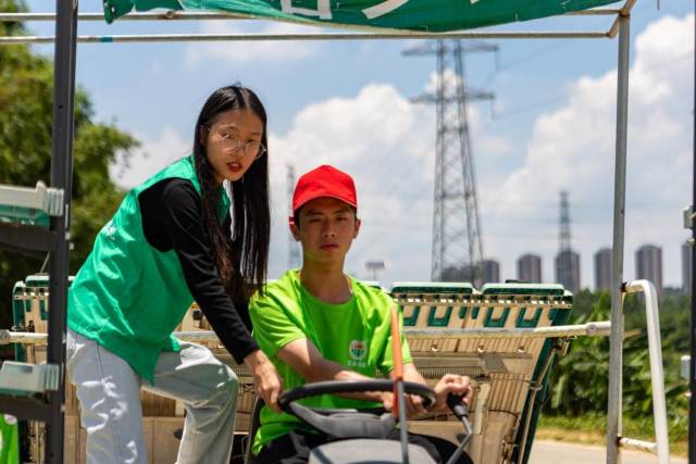 沈笑芬正在指导大学生开农机。 沈笑芬正在指导大学生开农机。