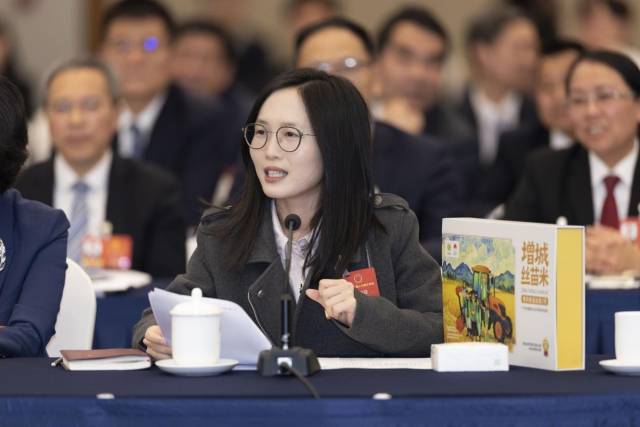 沈燕芬在全国两会上推介增城丝苗米。 沈燕芬在全国两会上推介增城丝苗米。