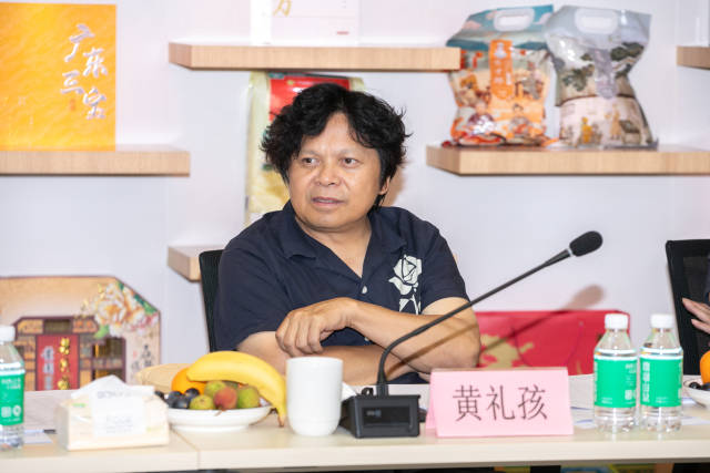广东省作家协会诗歌创作委员会主任、著名诗人、《诗歌与人》主编黄礼孩