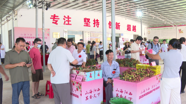 活动设置了荔枝品尝区和各镇美食试吃区,供游客免费品尝。 活动设置了荔枝品尝区和各镇美食试吃区,供游客免费品尝。