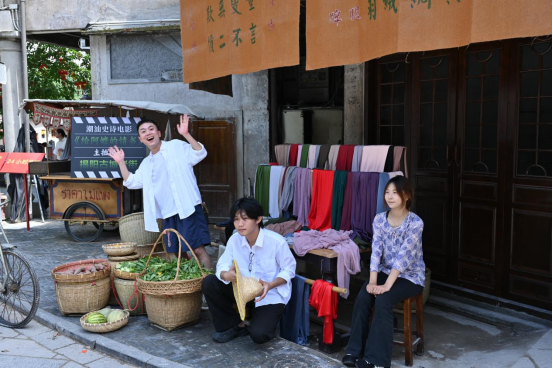 目前古城还原了剧中场景,真人NPC和道具让游客体验暹罗唐人街街头的风情 目前古城还原了剧中场景,真人NPC和道具让游客体验暹罗唐人街街头的风情