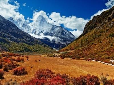 稻城亚丁占道收费被叫停！我们距离旅游友好还有多远？