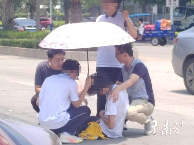 郑茂春（右一）和刘禹（左一）果断施救。 受访者供图