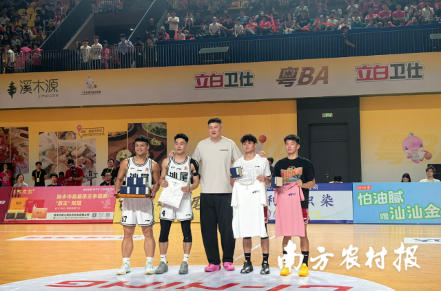 广东省篮球协会会长杜锋见证汕尾、梅州两队互赠纪念手信。 广东省篮球协会会长杜锋见证汕尾、梅州两队互赠纪念手信。
