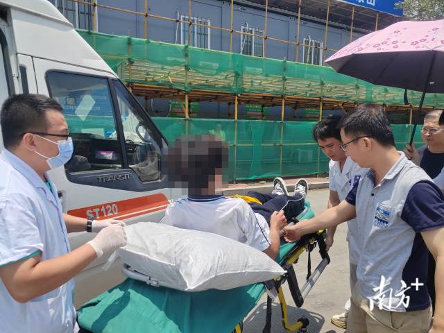 众人小心翼翼地将受伤学生送上救护车。 受访者供图