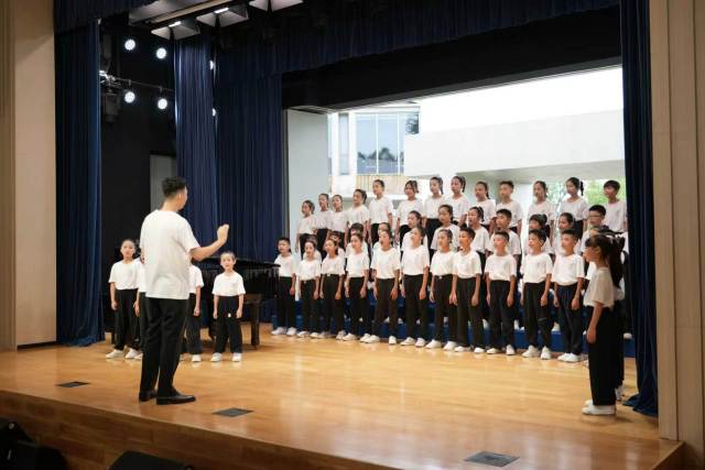 太阳照照童声合唱团首次登台演出。
