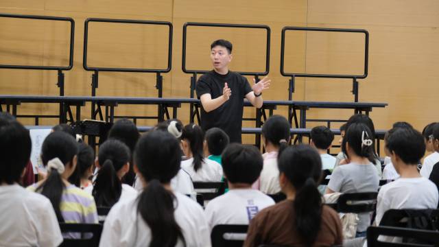 张沛贤指挥合唱团排练。