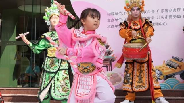 “英歌小女孩”庄恩琪亮相广州，飒爽舞姿送上“六一”祝福