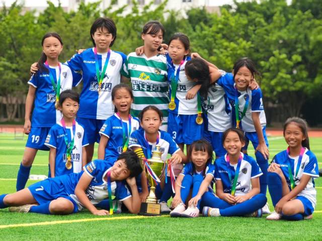 程洋冈小学女足在2024潮汕青少年女子足球邀请赛中捧回冠军奖杯。受访者供图