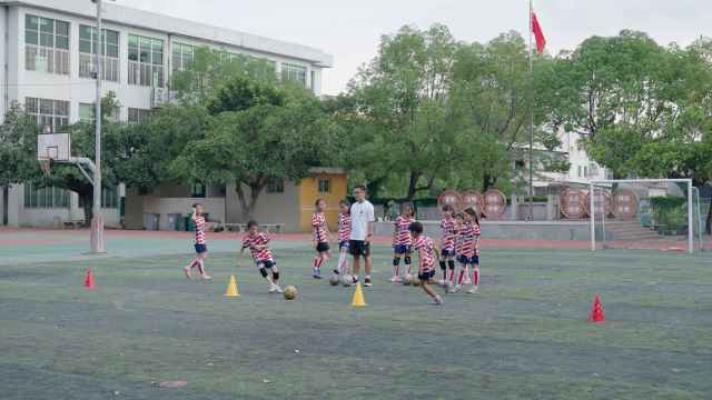 程洋岗小学女足队员进行日常训练。