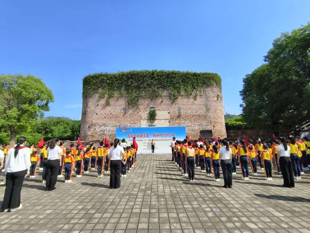 韶关市少先队庆祝“六一”主题队日暨纪念红军长征胜利90周年活动在红围举办。
