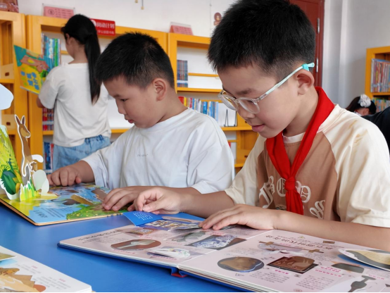 孩子们围坐在一起,兴致勃勃地翻阅科学立体绘本 孩子们围坐在一起,兴致勃勃地翻阅科学立体绘本