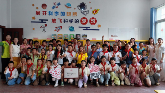 蝴蝶助学志愿者与师生们在科学图书室前合影留念 蝴蝶助学志愿者与师生们在科学图书室前合影留念