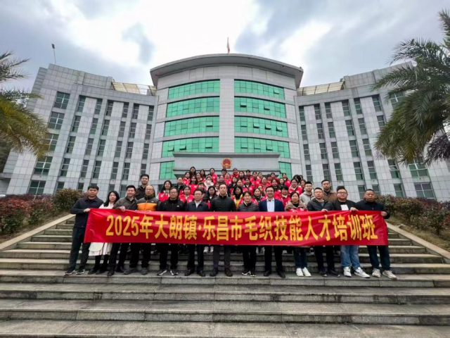 乡村振兴车间累计开办技能培训班3场、参训300余人次。 乡村振兴车间累计开办技能培训班3场、参训300余人次。