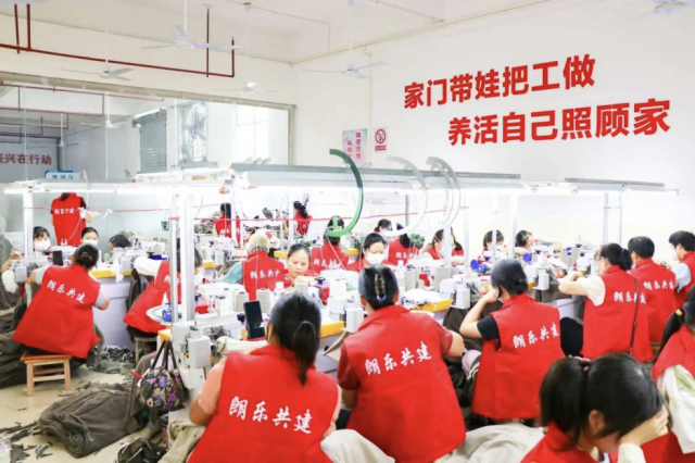 毛织产业落地,为村民们提供了家门口就业岗位。 毛织产业落地,为村民们提供了家门口就业岗位。