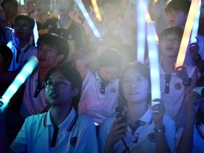 向光而行为热爱！肇庆一中操场音乐会，为高三学子送祝福