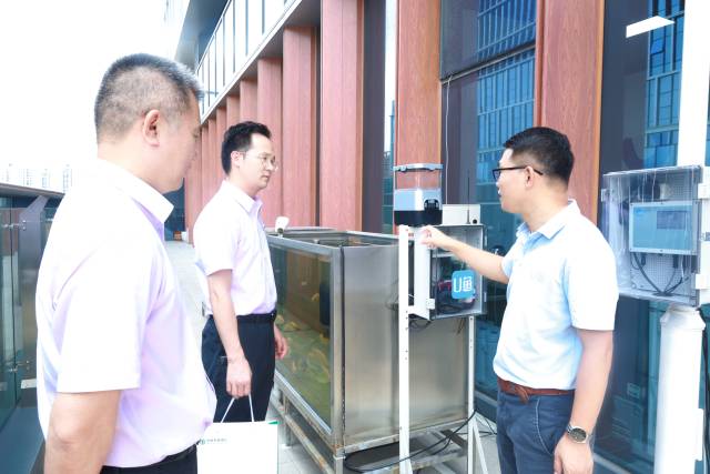 农行工作人员了解优鱼技术智能监测仪器测试情况及金融需求。 农行工作人员了解优鱼技术智能监测仪器测试情况及金融需求。