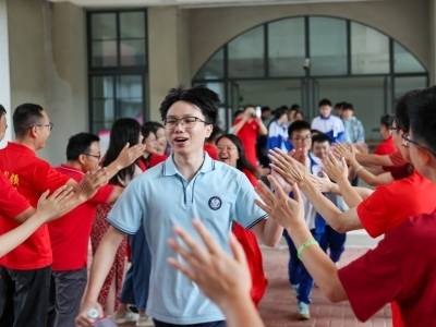 “985”“211”来加油！高考首日，直击肇庆送考现场