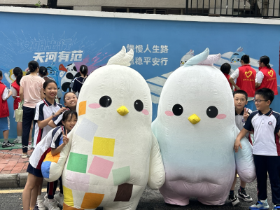 多图｜环卫工骆仕岳再执画笔，多方共绘天河文明出行代言人“河宝”