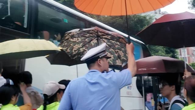 视频 | 丝滑！众人携手为考生搭起“遮雨长廊”