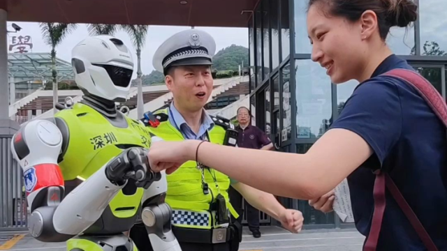 高考首日，深圳交警机器人“警官”护航送祝福