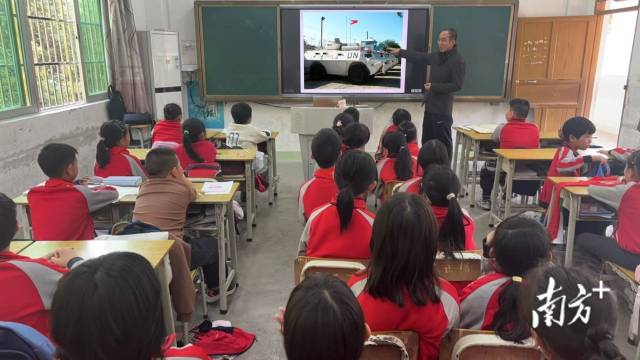 为学生讲授国防思政课
