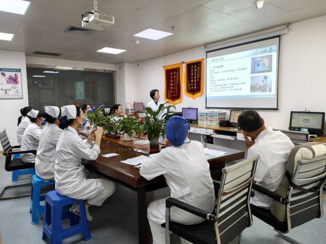 广州中医药大学深圳医院(福田)妇科专家侯琳在隆安县人民医院妇科针对医护人员授课。