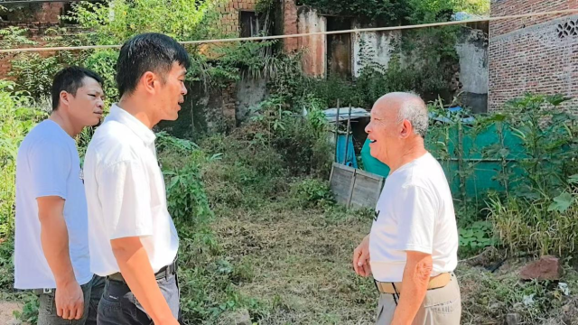 关健志与村民交流。 关健志与村民交流。