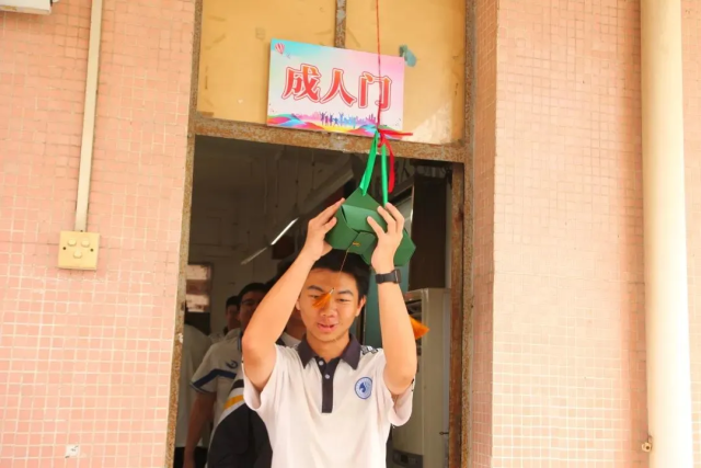 广东一高中在毕业班教室门口挂上粽子,占个“高中”的好彩头。 广东一高中在毕业班教室门口挂上粽子,占个“高中”的好彩头。