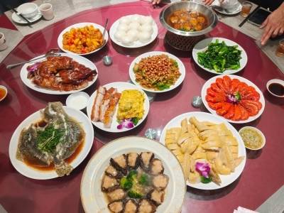 流溪河畔看龙舟漂移，到人和镇吃地道龙舟饭