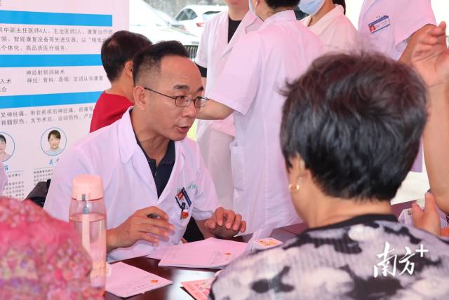 吴少坪正在为村民服务 通讯员 张晓 供图