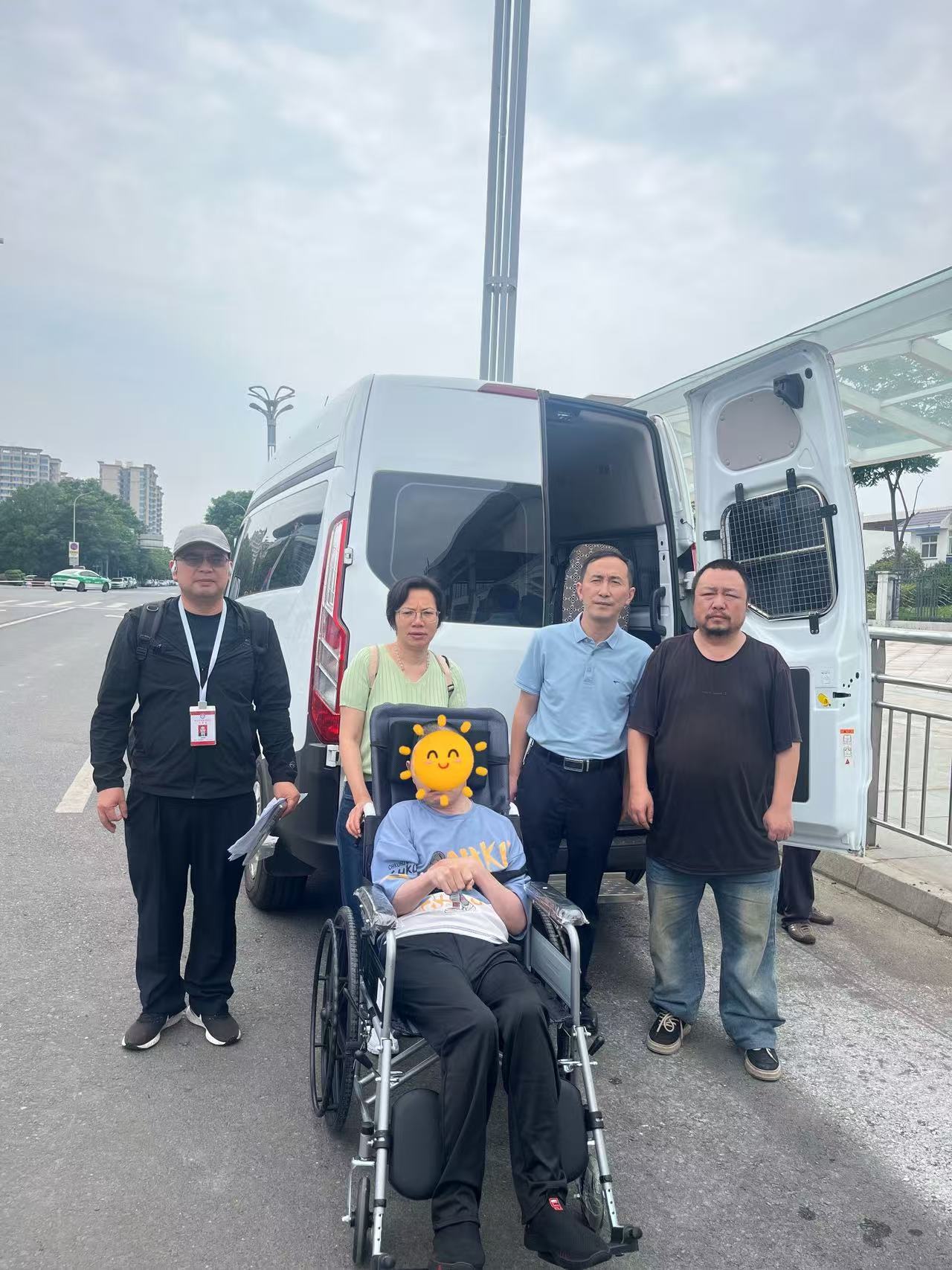 在佛山民政工作人员的全程护送下,四川籍务工人员张某顺利返乡。 禅城区民政局供图 在佛山民政工作人员的全程护送下,四川籍务工人员张某顺利返乡。 禅城区民政局供图