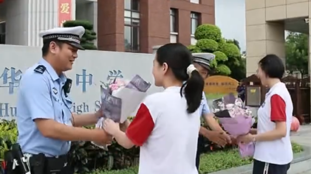高三学子为花都交警献上鲜花，双向奔赴的爱让人感动