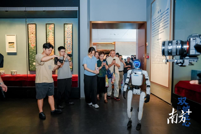 智能机器人担任展览“特邀讲解员”