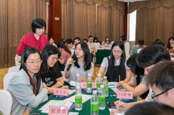 资深人力资源专家陈小玲指导学员完成职业画布