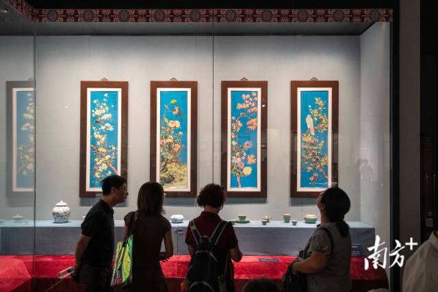 不少观众走进展厅驻足逛展