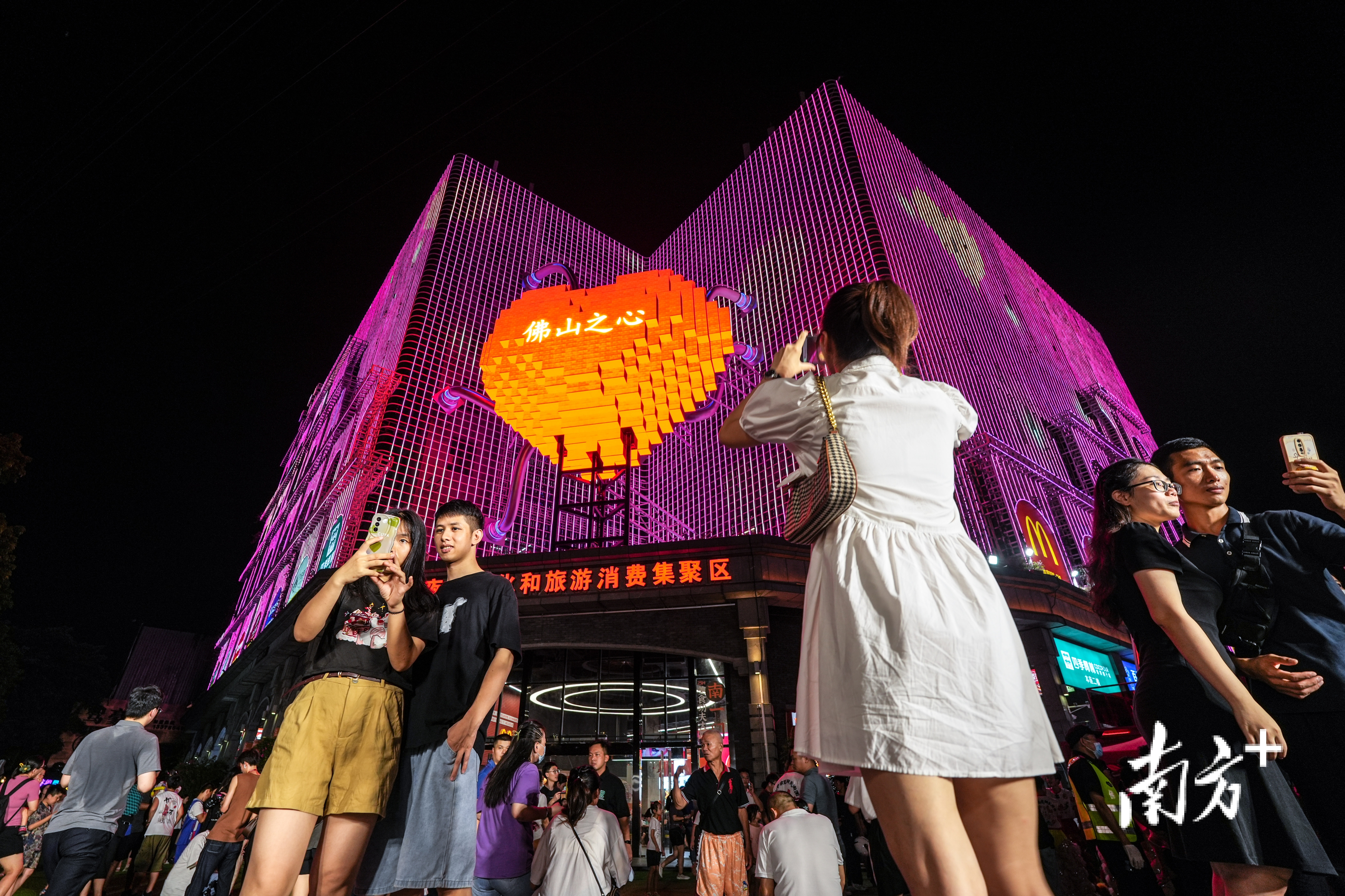 张槎拥有集非遗、潮玩、直播电商于一体的国家级夜间文旅消费集聚区。资料图