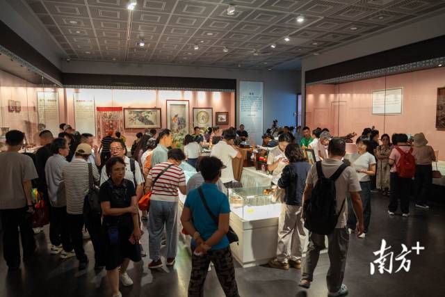 不少观众走进展厅驻足逛展