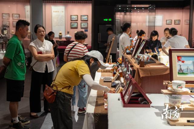 观众打卡展厅内文创展台