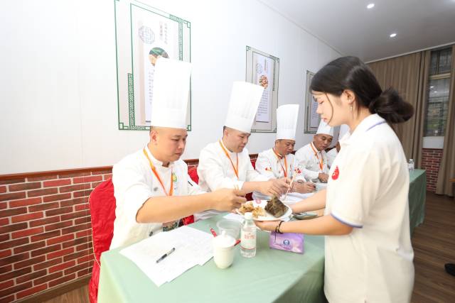 专家评审团对参赛粽子进行品尝、打分。