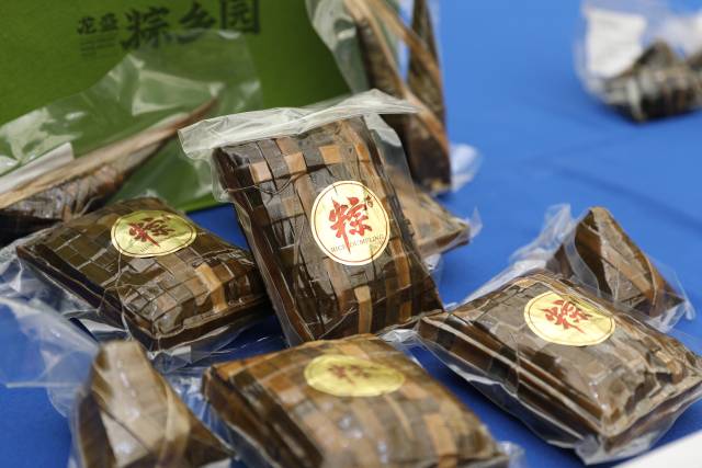 颇具特色的编织粽子。
