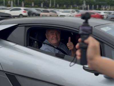 极速飙车、原地弹跳、跳舞…新西兰这位市长点赞仰望U9