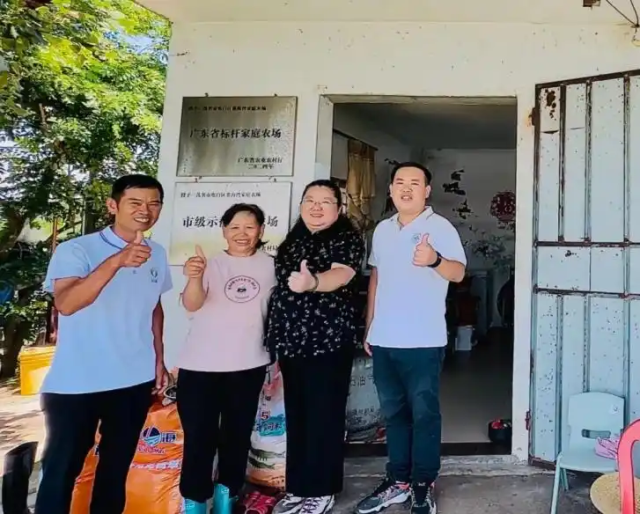 林华杰和家人一起经营蓝海湾家庭农场。受访者供图 林华杰和家人一起经营蓝海湾家庭农场。受访者供图
