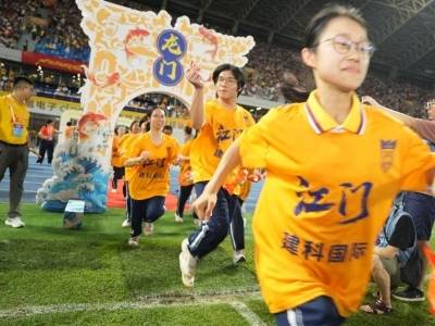 粤超江门赛区迎来青春助威团，全场观众祝福高考学子“跃龙门”