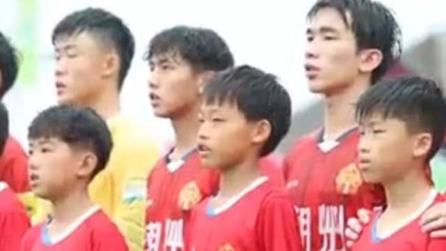 国旗飘扬，歌声嘹亮！粤超第六轮赛前齐唱国歌