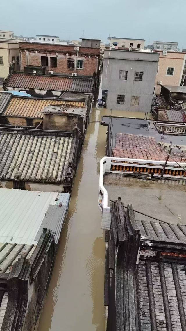 陆丰市甲西镇大陂村低洼区域房屋一楼几乎被洪水淹没。受访者供图 陆丰市甲西镇大陂村低洼区域房屋一楼几乎被洪水淹没。受访者供图