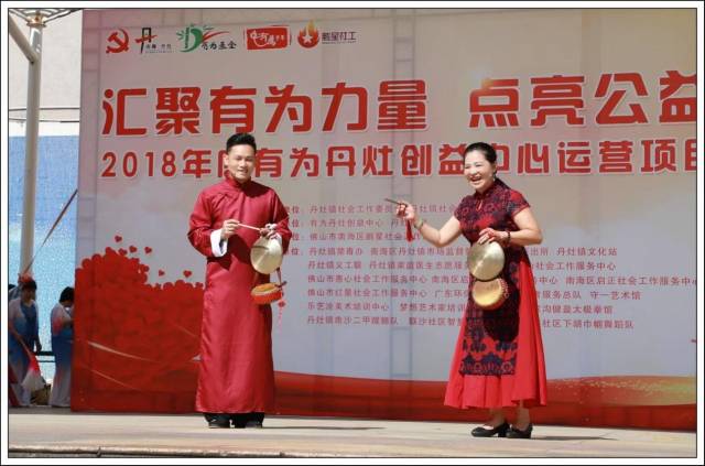 杨美花(右)、陈俊轩下乡演出,传播龙舟说唱。(受访者供图) 杨美花(右)、陈俊轩下乡演出,传播龙舟说唱。(受访者供图)