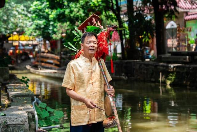 70岁的梁章来是佛山顺德龙舟说唱代表性传承人。 70岁的梁章来是佛山顺德龙舟说唱代表性传承人。