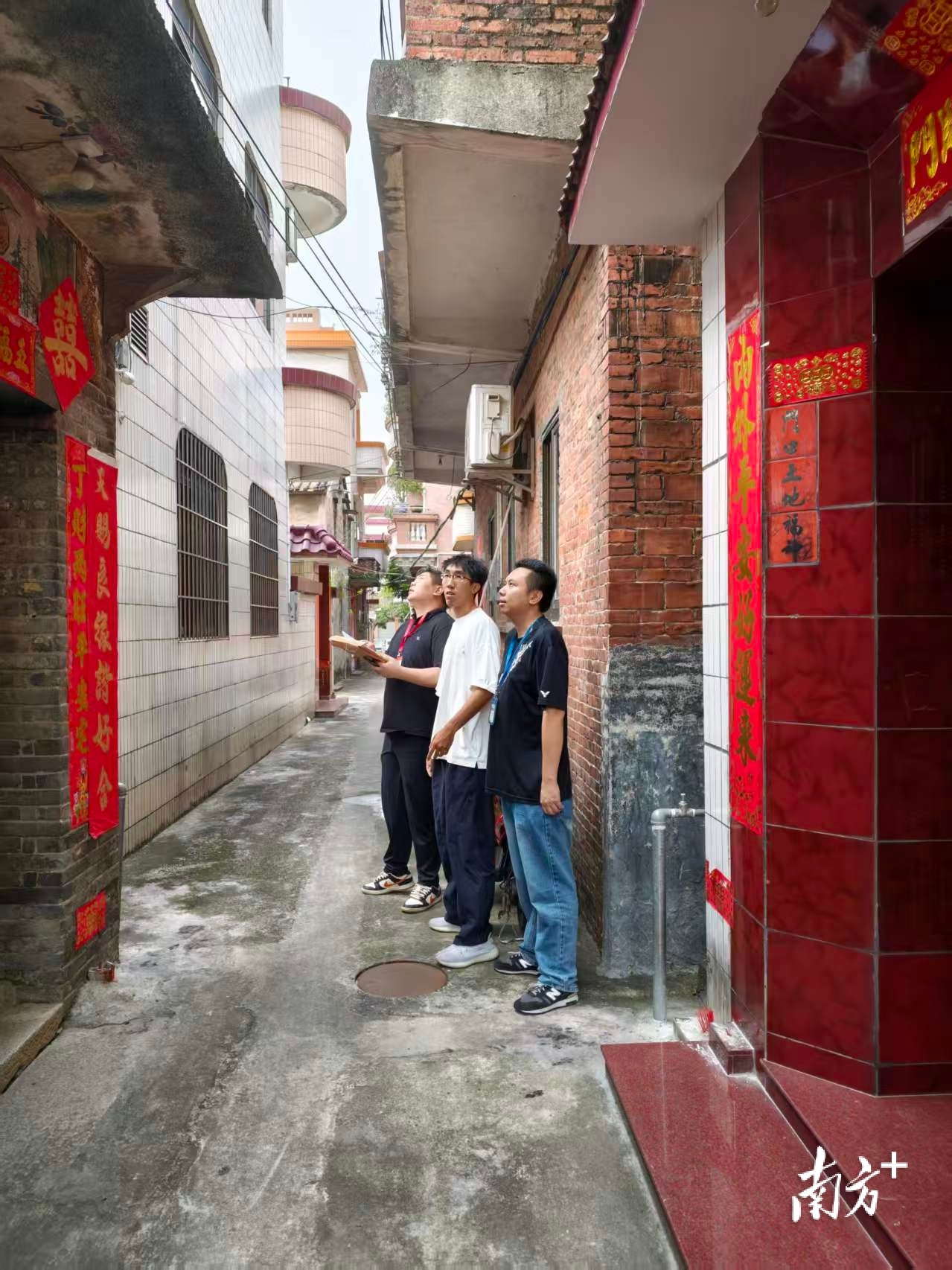 工作人员下沉村居了解情况,靠前服务。 资料图 工作人员下沉村居了解情况,靠前服务。 资料图