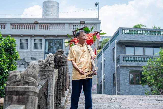 作为龙舟说唱代表性传承人,梁章来有一份“原汁原味”的坚持,更有一番与时俱进的新意。 作为龙舟说唱代表性传承人,梁章来有一份“原汁原味”的坚持,更有一番与时俱进的新意。